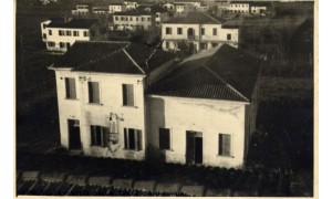 Ripresa da torre campanaria  di Roncaglia - Canonica e Patronato - da una cartolina del 1951 - Cappellato C_G72